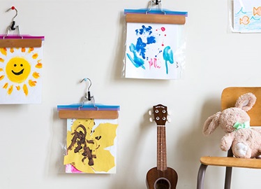 Du réfrigérateur au cadre : comment afficher et ranger les œuvres d’art de vos enfants
