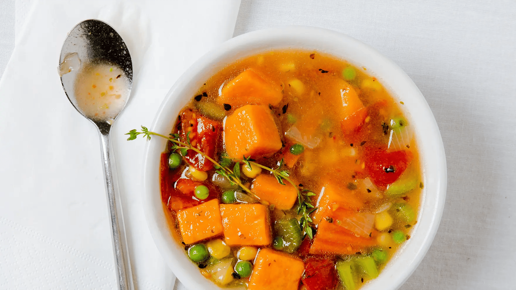 Un bol de soupe à la patate douce et aux légumes.