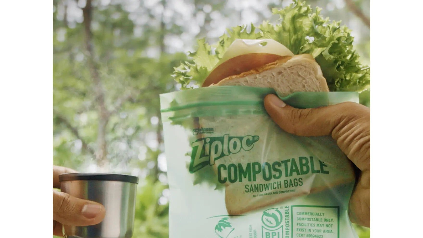 Homme tenant un sandwich à l'intérieur d'un sandwich compostable de marque Ziploc®